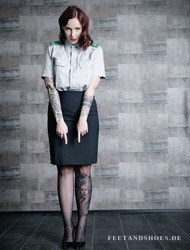 T&auml;towierte Frau in Uniform und spitzen Lack-Pumps &ndash; FeetandShoes.de