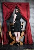 Lady Feather &ndash; Bildserie 3 &ndash; Füße und Schuhe in HD bei FeetandShoes.de