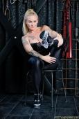 Jane &ndash; Bildserie 4 &ndash; Füße und Schuhe in HD bei FeetandShoes.de