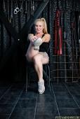 Jane &ndash; Bildserie 2 &ndash; Füße und Schuhe in HD bei FeetandShoes.de