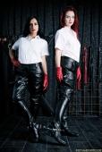 Jill &ndash; Bildserie 4 &ndash; Füße und Schuhe in HD bei FeetandShoes.de