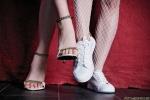 Aurora &ndash; Bildserie 4 &ndash; Füße und Schuhe in HD bei FeetandShoes.de