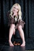 Juliette &ndash; Bildserie 4 &ndash; Füße und Schuhe in HD bei FeetandShoes.de