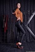 Lady Kat &ndash; Bildserie 2 &ndash; Füße und Schuhe in HD bei FeetandShoes.de