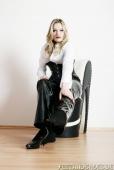 Lauriel &ndash; Bildserie 1 &ndash; Füße und Schuhe in HD bei FeetandShoes.de