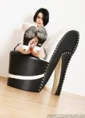Rina &ndash; Bildserie 4 &ndash; Füße und Schuhe in HD bei FeetandShoes.de