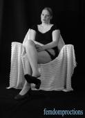 Angela &ndash; Bildserie 4 &ndash; Füße und Schuhe in HD bei FeetandShoes.de