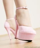 Lea &ndash; Bildserie 4 &ndash; Füße und Schuhe in HD bei FeetandShoes.de