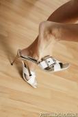 Christin &ndash; Bildserie 3 &ndash; Füße und Schuhe in HD bei FeetandShoes.de