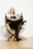 Laura &ndash; Bildserie 1 &ndash; Füße und Schuhe in HD bei FeetandShoes.de