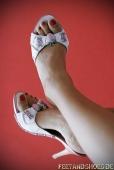 Annie &ndash; Bildserie 3 &ndash; Füße und Schuhe in HD bei FeetandShoes.de