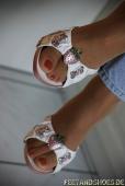 Annie &ndash; Bildserie 2 &ndash; Füße und Schuhe in HD bei FeetandShoes.de