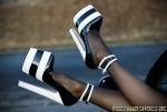 Annie &ndash; Bildserie 1 &ndash; Füße und Schuhe in HD bei FeetandShoes.de