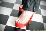 Dominique &ndash; Bildserie 4 &ndash; Füße und Schuhe in HD bei FeetandShoes.de