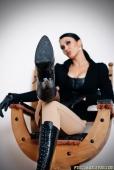 Electra &ndash; Bildserie 3 &ndash; Füße und Schuhe in HD bei FeetandShoes.de
