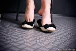 Felicitas &ndash; Bildserie 4 &ndash; Füße und Schuhe in HD bei FeetandShoes.de
