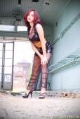 Natasha &ndash; Bildserie 3 &ndash; Füße und Schuhe in HD bei FeetandShoes.de
