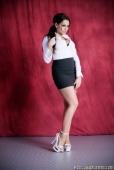 Lydia Z &ndash; Bildserie 2 &ndash; Füße und Schuhe in HD bei FeetandShoes.de