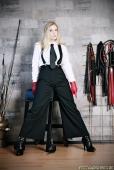 Mistress Cloe &ndash; Bildserie 3 &ndash; Füße und Schuhe in HD bei FeetandShoes.de